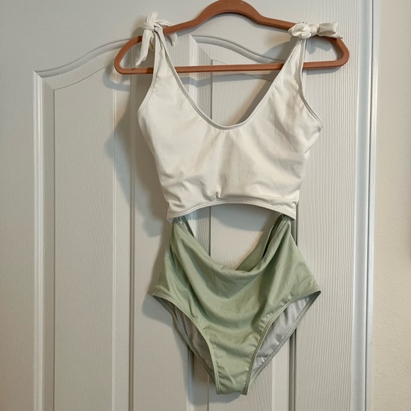 SHEIN One Piece Swimsuit - Picture 4 of 12